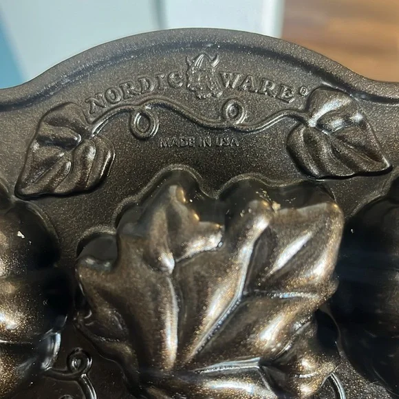 Nordic Ware Autumn Delights Cakelet Pan - Picture 3 of 4